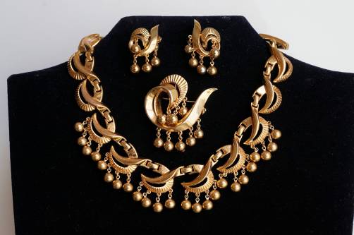 Trifari set necklace, pin & earrings gold gilt 1950`s, American
